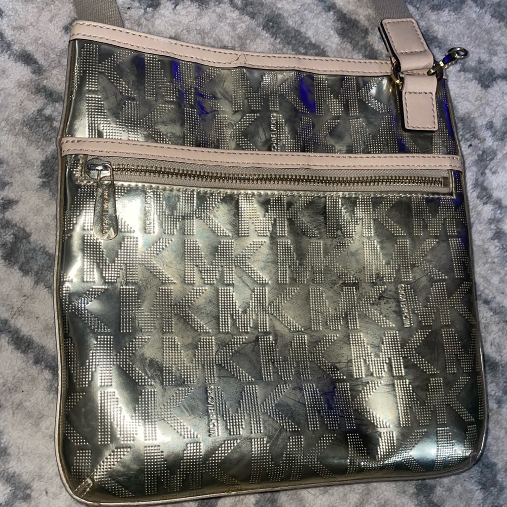 Michael Kors cross bodypurse 👜 Color: Metallic Gold 💛. Condition: great qu